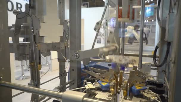Los sistemas de envasado robótico de la empresa finlandesa Orfer durante la gran exposición PacTec en Helsinki — Vídeos de Stock