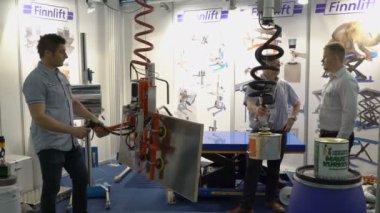 Büyük sergi Pactec Helsinki sırasında kaldırma donanımları farklı türde.