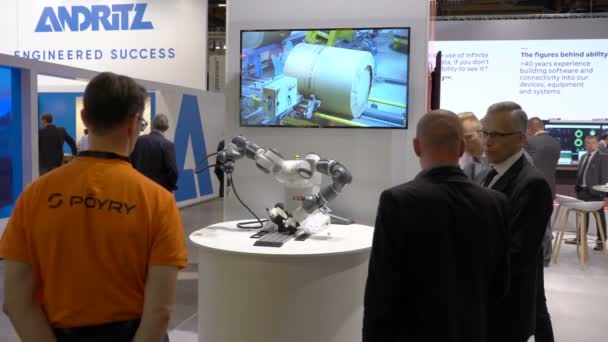 Un braccio robotico flessibile industriale compatto ABB produce articoli in plastica . — Video Stock