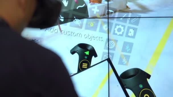 Ingegnere stanno utilizzando AR virtuale per simulare lo spazio industriale — Video Stock