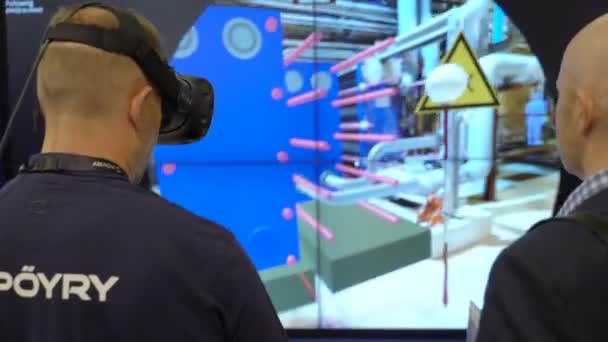 Ingeniero está utilizando AR virtual para simular el espacio industrial — Vídeo de stock