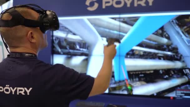 Inżyniera są za pomocą wirtualnego Ar do symulacji ośrodek przemysłowy — Wideo stockowe