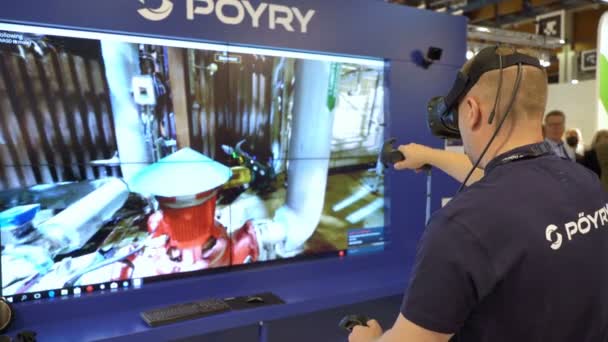 Inženýr používají virtuální Ar k simulaci průmyslových prostor — Stock video