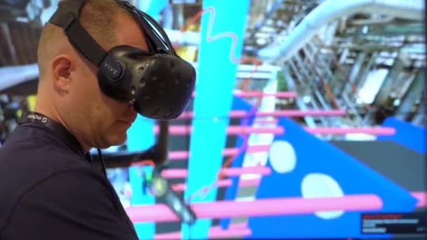 Engenheiro está usando AR virtual para simular espaço industrial — Vídeo de Stock