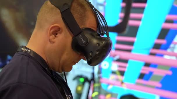 Ingenjören använder virtuella Ar för att simulera industriell utrymme — Stockvideo