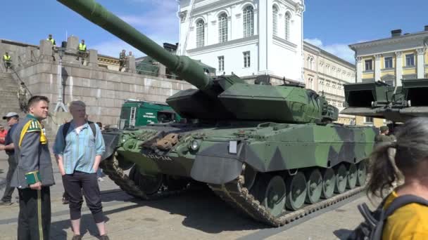 Mostre as armas modernas das Forças de Defesa Finlandesas em homenagem ao centenário na praça do Senado em Helsinque — Vídeo de Stock