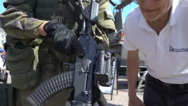 Mostre as armas modernas das Forças de Defesa Finlandesas em homenagem ao centenário na praça do Senado em Helsinque — Vídeo de Stock