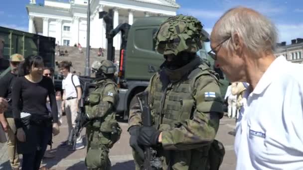 Moderne wapens van de Finse strijdkrachten ter ere van de 100ste verjaardag op het Senaatsplein In Helsinki weergeven — Stockvideo