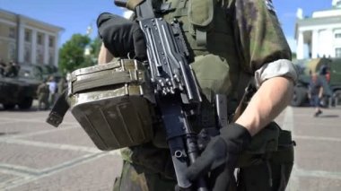 Senato Meydanı Helsinki içinde 100 yıldönümü onuruna Fin savunma kuvvetlerinin modern silah göster