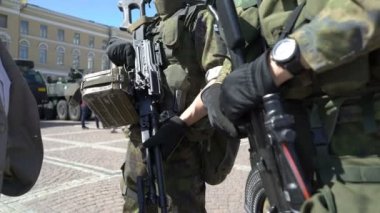 Senato Meydanı Helsinki içinde 100 yıldönümü onuruna Fin savunma kuvvetlerinin modern silah göster