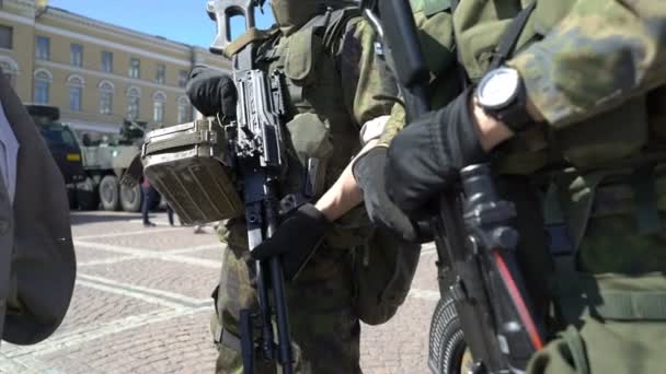 Mostrar armas modernas de las Fuerzas de Defensa Finlandesas en honor al centenario en la plaza del Senado en Helsinki — Vídeo de stock
