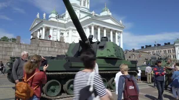 Mostrar armas modernas de las Fuerzas de Defensa Finlandesas en honor al centenario en la plaza del Senado en Helsinki — Vídeos de Stock