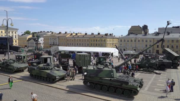 Mostrar armas modernas de las Fuerzas de Defensa Finlandesas en honor al centenario en la plaza del Senado en Helsinki — Vídeos de Stock