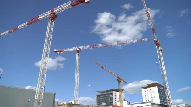 Macchine edili pesanti e gru che lavorano alla costruzione di una nuova zona residenziale . — Video Stock