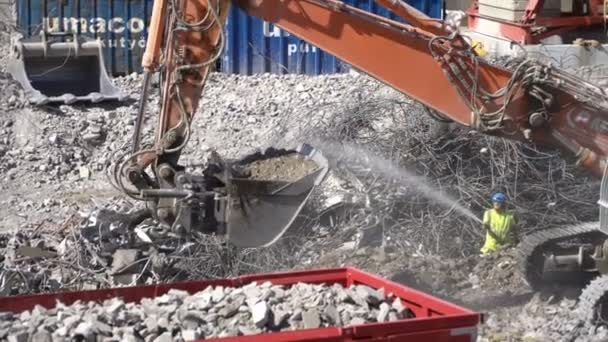 Machinerie lourde de construction travaillant à la construction d'un nouveau quartier résidentiel . — Video