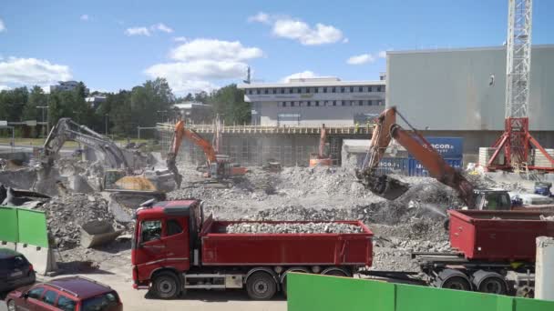 Máquinas pesadas para construção civil que trabalhem na construção de uma nova área residencial . — Vídeo de Stock