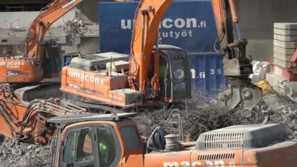 Важкі будівельні машини працюють на будівництво нових житловому районі. — стокове відео