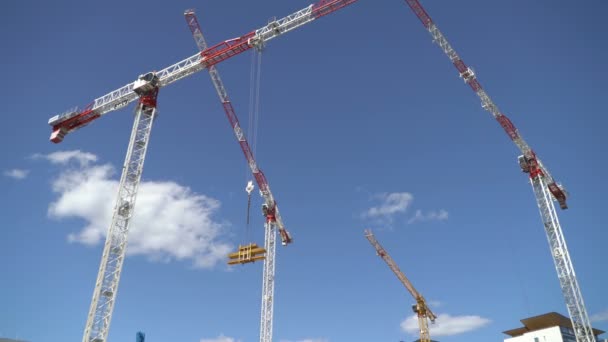 Caducidad del edificio en construcción, grúa y nubes — Vídeo de stock