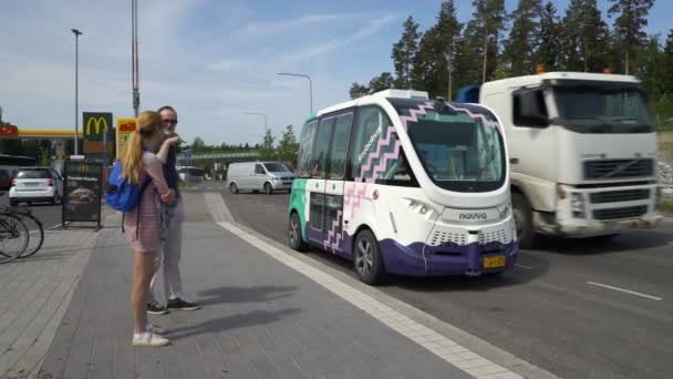 Geautomatiseerde op afstand bediende bus in Helsinki. Onbemande openbaar vervoer op straat. — Stockvideo