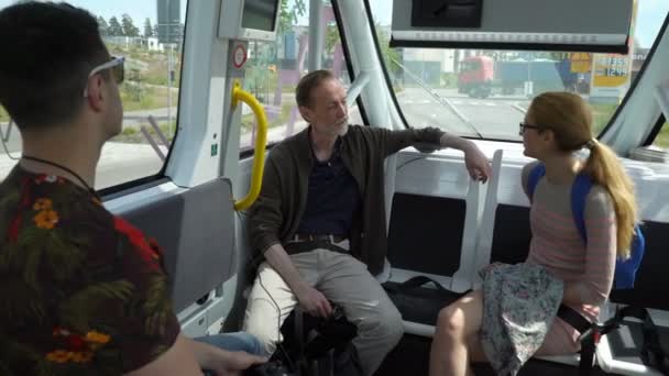 Автоматизований дистанційно керованих автобуса в Гельсінкі. Безпілотні громадського транспорту на вулиці. — стокове відео