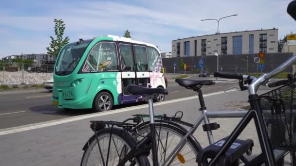 Autobus automatizzato a comando remoto a Helsinki. Trasporto pubblico senza equipaggio su strada . — Video Stock