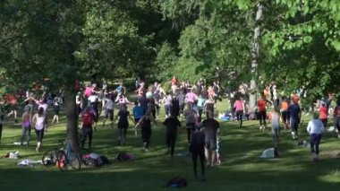 Espoo, Finlandiya - 12 Haziran 2018: Kitle aerobik genel City Park Helsinki. Meraklıları ve sağlıklı bir yaşam tarzı her yaştan hayranları spor mekanlarda nişanlandık