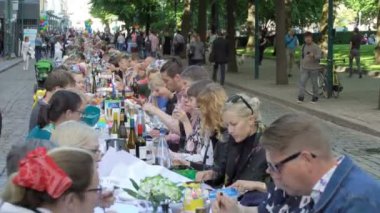 Bir sürü aynı masada içme ve yemek yeme insan