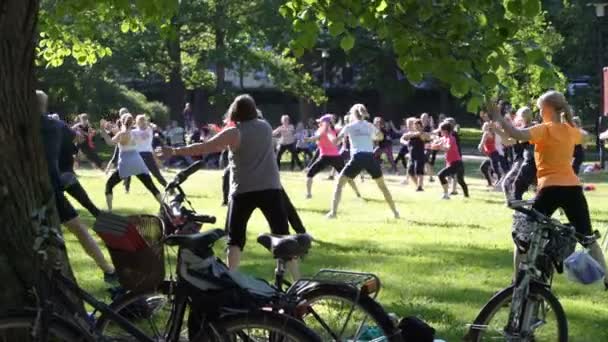 Aeróbicos masivos en una ciudad pública Park — Vídeos de Stock