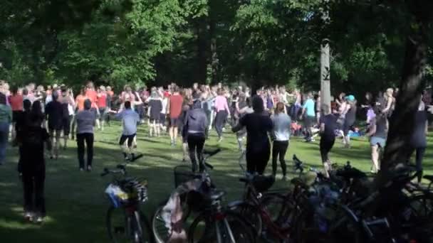 Masové aerobik v veřejné city Park — Stock video