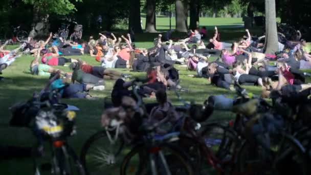 Aeróbicos masivos en una ciudad pública Park — Vídeo de stock