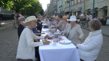 Bir sürü aynı masada içme ve yemek yeme insan