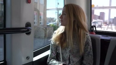 Otomatik uzaktan kumandalı otobüs Helsinki. Sokakta insansız toplu taşıma.
