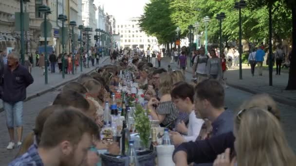 Πολλοί άνθρωποι τρώνε και πίνουν από το ίδιο τραπέζι — Αρχείο Βίντεο