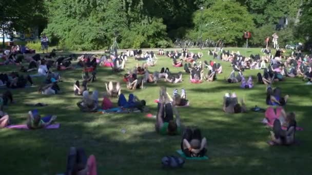 Aerobica di massa in un parco cittadino pubblico — Video Stock