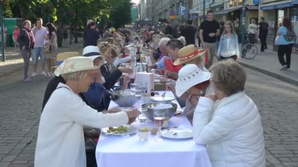 Spousta lidí, jídla a pití u jednoho stolu — Stock video