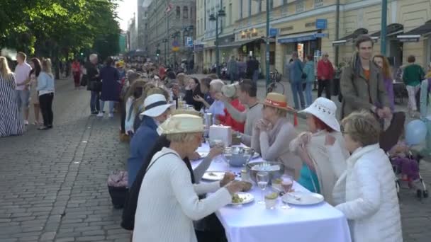 エスポー フィンランド 2018 多くの人が同じテーブルで食べたり飲んだり ヘルシンキ中心部の都市の日の名誉で皆のための伝統的な一般的なテーブル — ストック動画