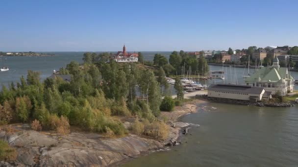 Images aériennes de la région de la baie d'Helsinki avec des bateaux vieilles villas et îles . — Video