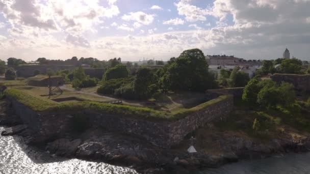 赫尔辛基湾区与芬兰芬兰堡旧军事堡垒的画面鸟瞰图 — 图库视频影像