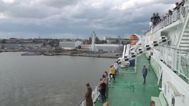 Большой морской паром "Viking Line" выходит из порта Хельсинки. Съемки с луковой палубой корабля . — стоковое видео