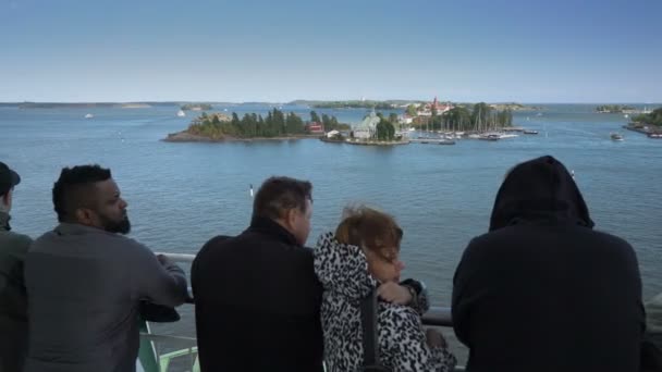 Grande traghetto marittimo "Viking Line" parte dal porto di Helsinki. Riprese con il ponte di prua della nave . — Video Stock