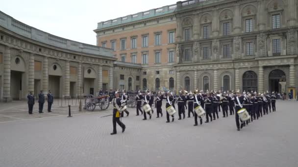 Διαζύγιο της φρουράς στο βασιλικό παλάτι, στο κέντρο της Στοκχόλμης. — Αρχείο Βίντεο