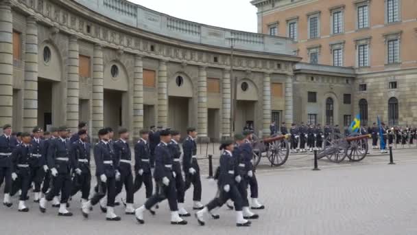 Divorcio de la guardia en el Palacio Real de Estocolmo Central . — Vídeos de Stock