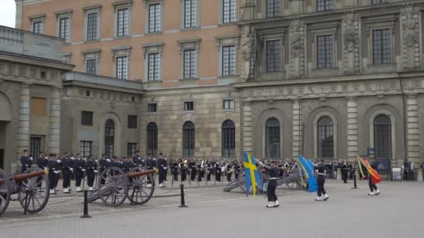 Scheidung der Garde am königlichen Palast in Zentral Stockholm. — Stockvideo
