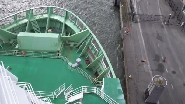 Ett stort fartyg ger ut förtöjning linjer och går till sjöss — Stockvideo