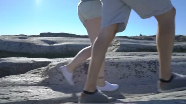 Люди гуляют среди прибрежных камней в природном парке Тьоме, Норвегия — стоковое видео