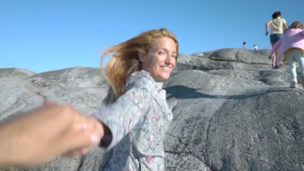 Ung kvinna med barn leder maken gå mot norra klippstrand — Stockvideo
