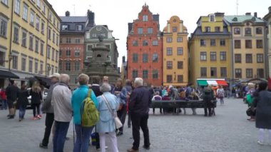 Eski şehir Stockholm Gamla Stan Nobel Müzesi önünde kare üzerinde çok sayıda turist.
