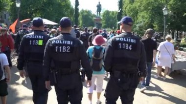 Helsinki, Finlandiya, çevik kuvvet polisi Trump ve Putin arasındaki toplantı karşı protestolar izleme Zirvesi.