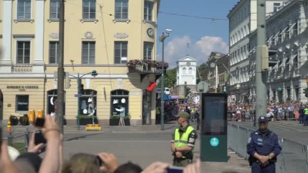 Riot policji monitorowanie protesty przeciwko spotkanie pomiędzy Trump i Putin na szczycie w Helsinkach w Finlandii. — Wideo stockowe