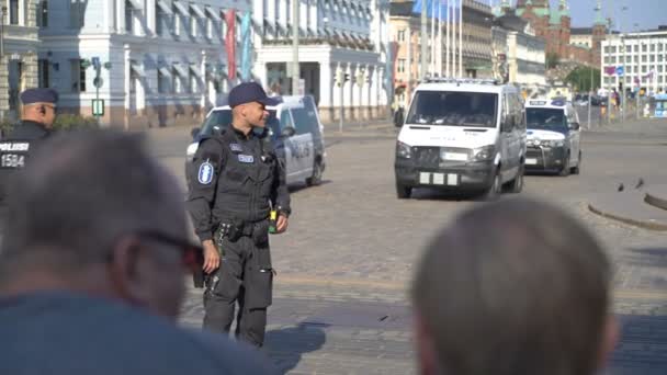 Policía antidisturbios monitorea protestas contra la reunión entre Trump y la cumbre de Putin en Helsinki, Finlandia . — Vídeos de Stock